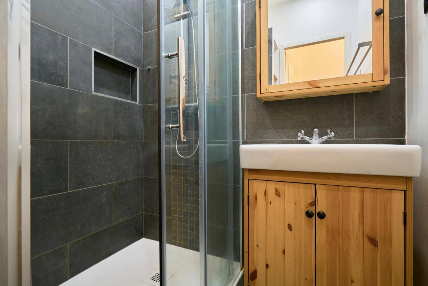 1 Bedroom Apartment Near Metro, Shops & Schools 릴 외부 사진